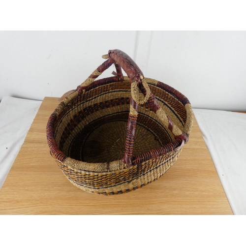 835 - A large vintage wicker shopping basket.