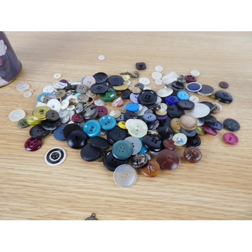 846 - A large lot of vintage buttons.