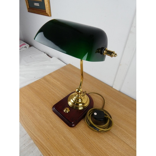 865 - A bankers table lamp.