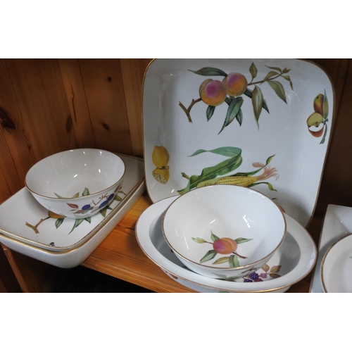 905 - A large lot of Royal Worcester Evesham tableware.