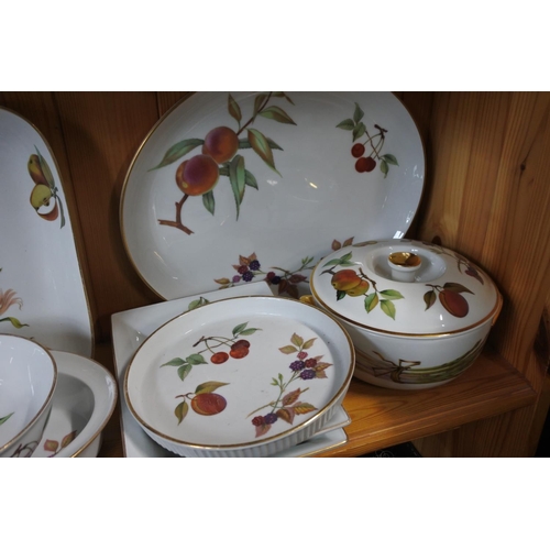 905 - A large lot of Royal Worcester Evesham tableware.