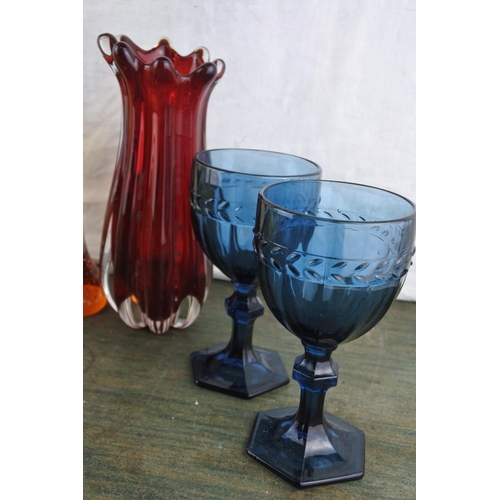 907 - A collection of vintage glassware.