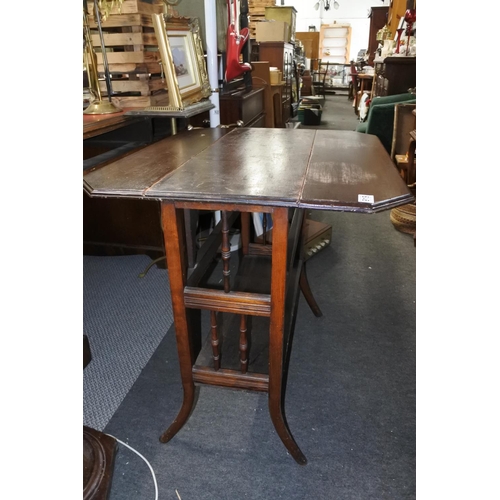 919 - A mahogany dropleaf table with undershelf display.