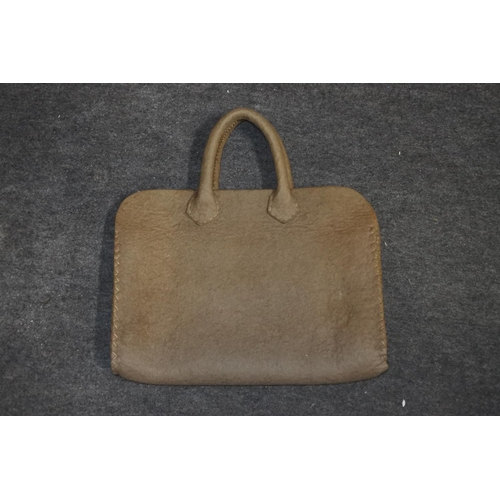 926 - A handcrafted felt bag.