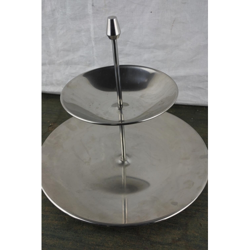 936 - An Oneida stainless steel cakestand.