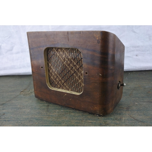 937 - A small vintage wooden speaker (a/f).