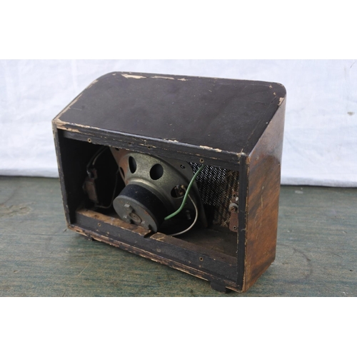 937 - A small vintage wooden speaker (a/f).