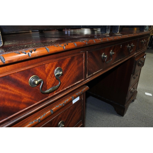 959 - A stunning mahogany leather topped desk, measuring 77cm x 136cm x 76cm approximately.