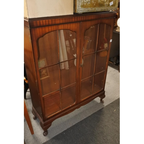 972 - A two door mahogany china cabinet (one pane of glass missing), measuring 115cm x 88cm x 30cm.