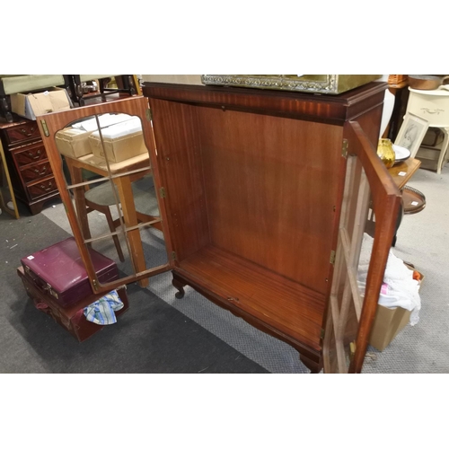 972 - A two door mahogany china cabinet (one pane of glass missing), measuring 115cm x 88cm x 30cm.