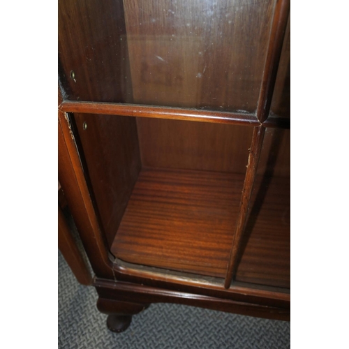 972 - A two door mahogany china cabinet (one pane of glass missing), measuring 115cm x 88cm x 30cm.