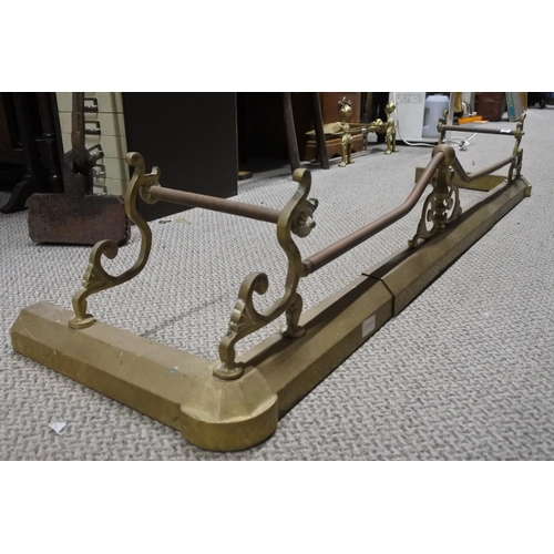 992 - An antique brass and copper fire fender, measuring 136cm in width (extendable).