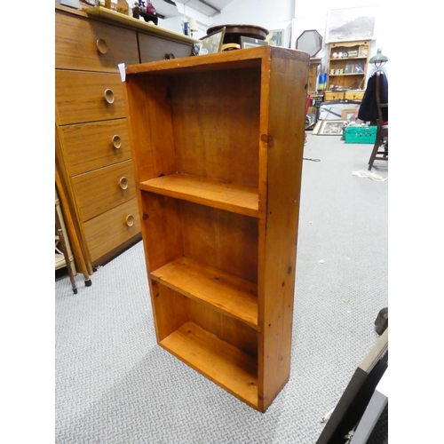 1002 - A small wooden bookcase.