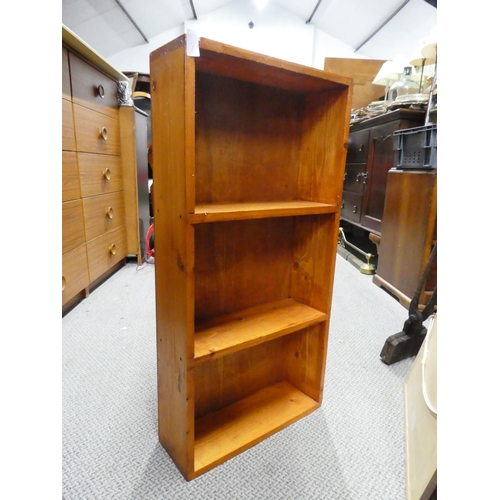 1002 - A small wooden bookcase.