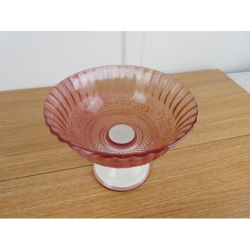 1007 - A ceramic based pink glass bonbon dish.