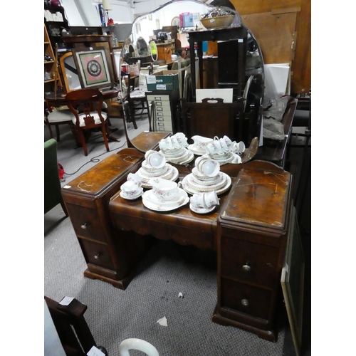 1032 - A vintage dressing table and mirror, measuring 148cm x 114cm x 50cm (including mirror height).