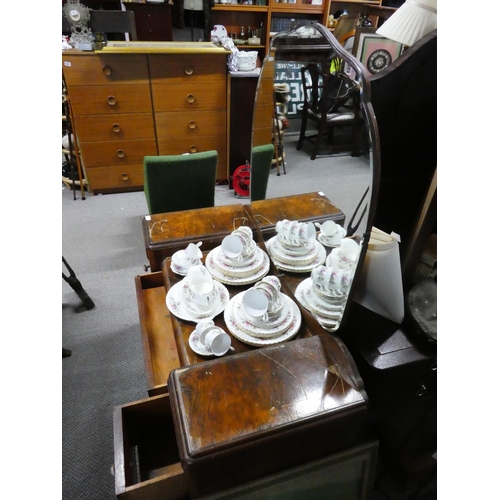 1032 - A vintage dressing table and mirror, measuring 148cm x 114cm x 50cm (including mirror height).