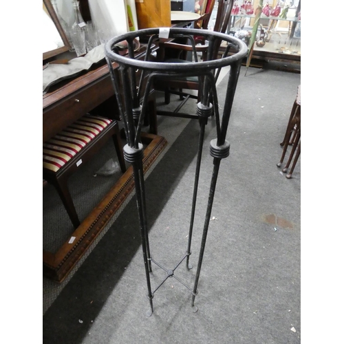 1038 - A metal pot stand.