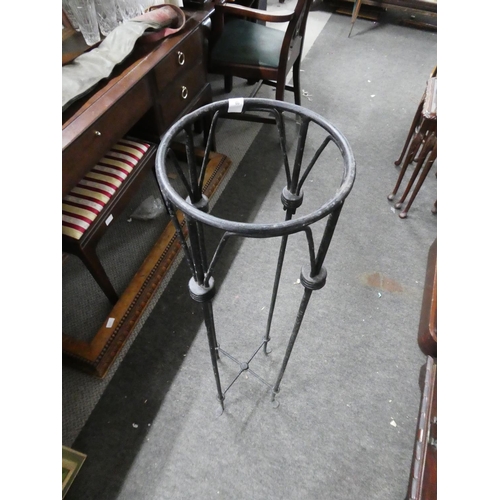 1038 - A metal pot stand.