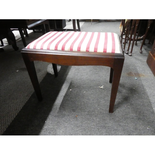 1040 - An upholstered dressing table stool.