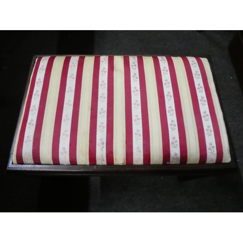 1040 - An upholstered dressing table stool.