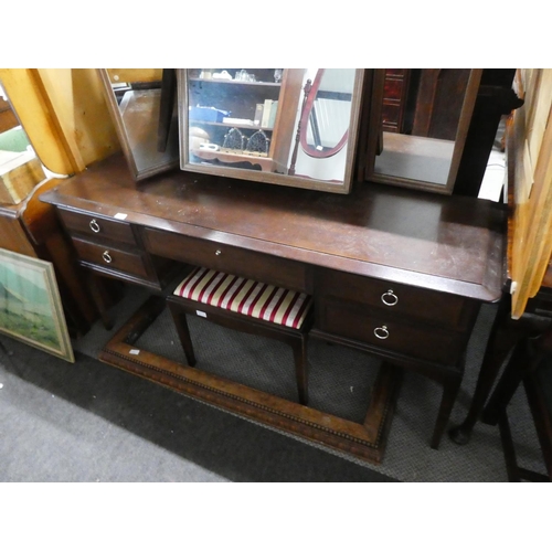 1041 - A stag dressing table, measuring 70cm x 152cm x 46cm (not including mirror height).