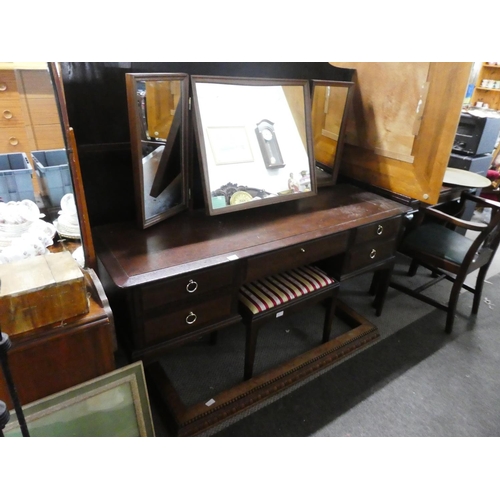 1041 - A stag dressing table, measuring 70cm x 152cm x 46cm (not including mirror height).