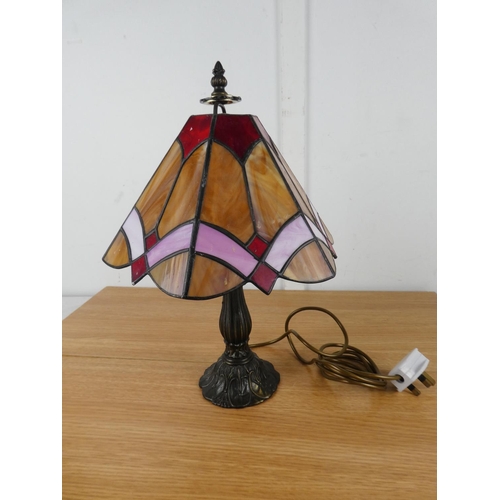 1047 - A leaded glass table lamp and shade.