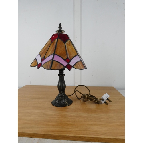 1047 - A leaded glass table lamp and shade.