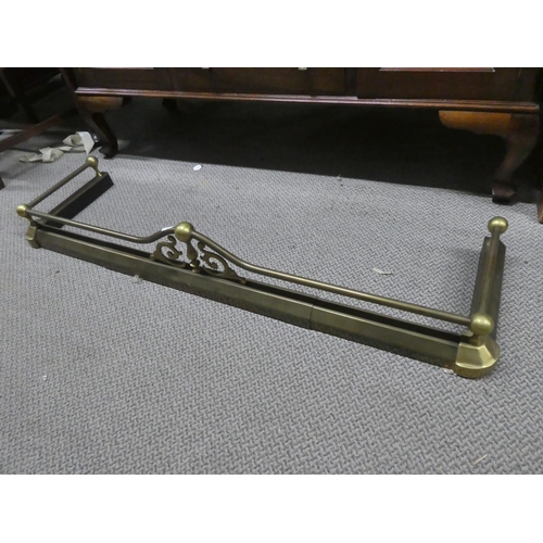 1053 - An antique brass fire fender, measuring 122cm x 31cm (extendable).