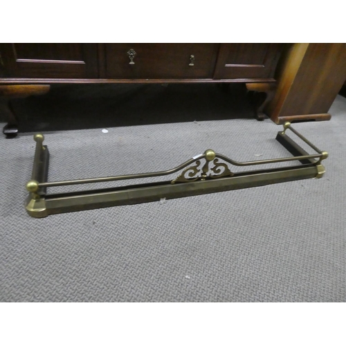 1053 - An antique brass fire fender, measuring 122cm x 31cm (extendable).