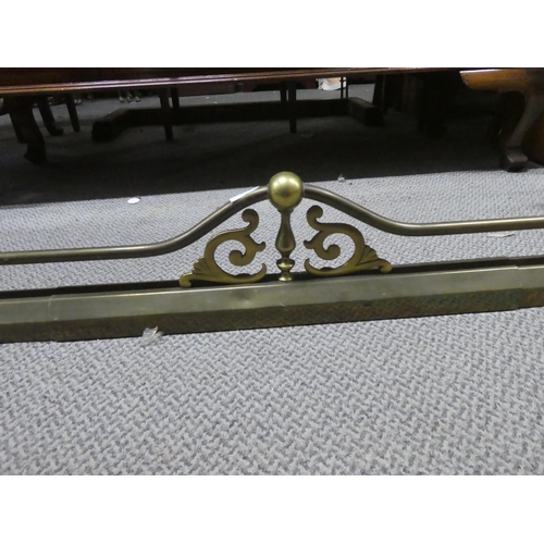 1053 - An antique brass fire fender, measuring 122cm x 31cm (extendable).