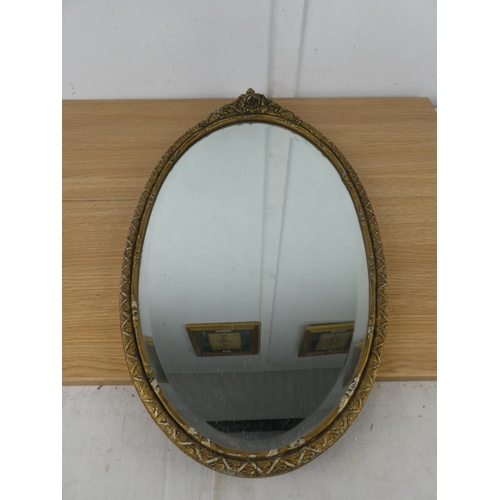 1062 - An oval wall mirror.