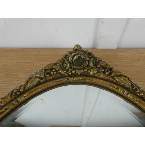 1062 - An oval wall mirror.