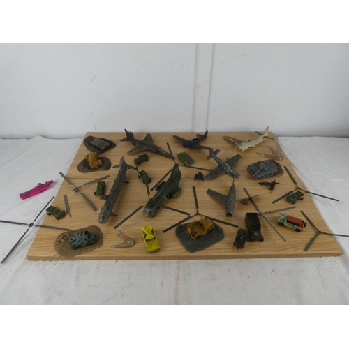 1071 - A box of assorted planes, parts and more.