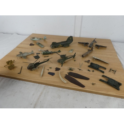 1087 - A box of assorted planes,