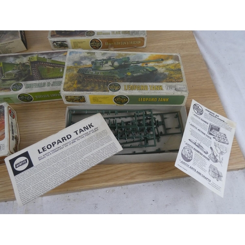 1089 - A vintage Reveill Macchi Mc200 box and four other Airfix boxes.