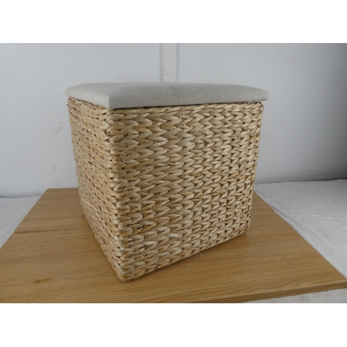 1091 - A wicker storage box,