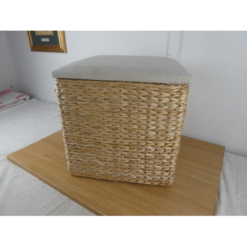 1091 - A wicker storage box,