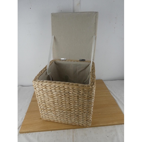 1091 - A wicker storage box,