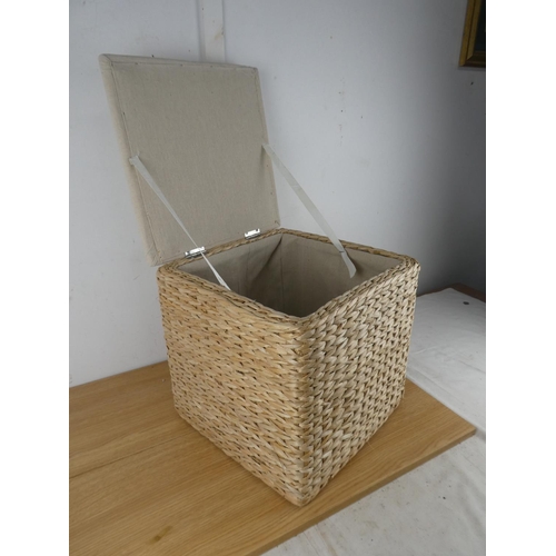 1091 - A wicker storage box,