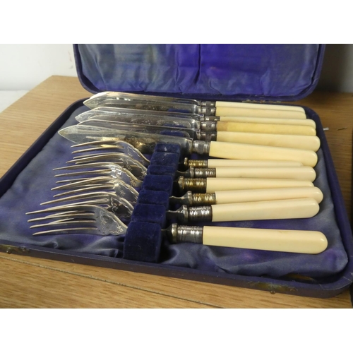 1097 - A large lot of vintage cutlery boxes and more.