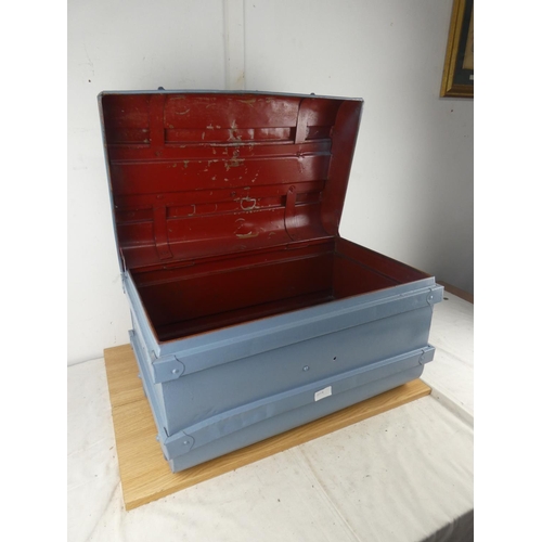 1119 - A painted metal trunk, measuring 39cm x 61cm x 41cm in size.