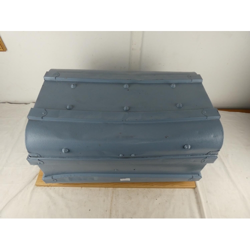 1119 - A painted metal trunk, measuring 39cm x 61cm x 41cm in size.