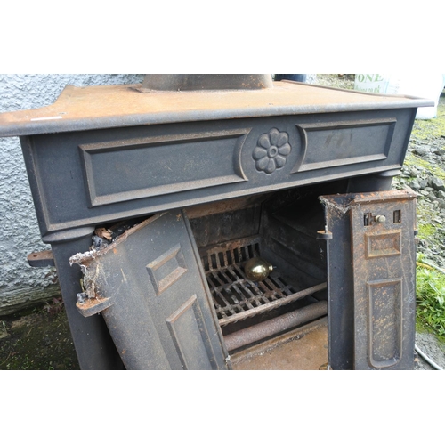 1140 - A large antique style fire inset and attached hearth.