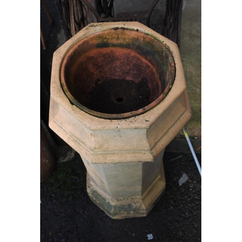 1161 - An antique chimney pot.