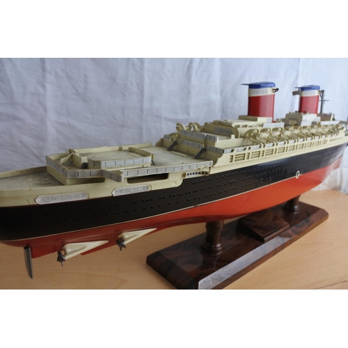 90 - A stunning plastic SS United States ship display on stand.