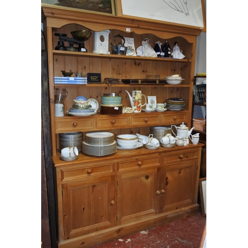 170 - A stunning large pine dresser. Measuring H-197cm W-158cm D40cm