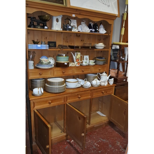 170 - A stunning large pine dresser. Measuring H-197cm W-158cm D40cm