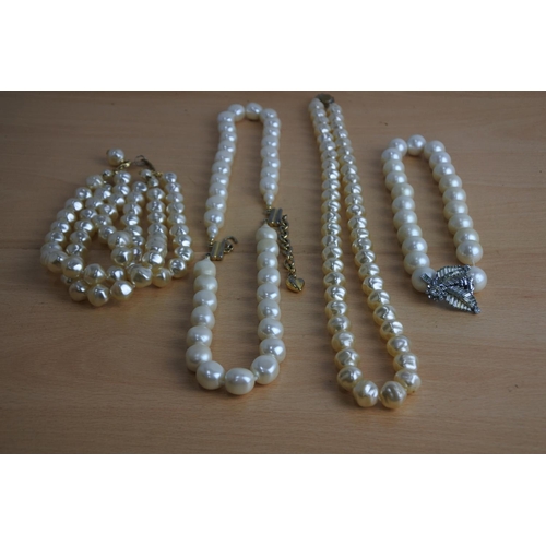 186 - A collection of vintage pearl and beaded necklaces.